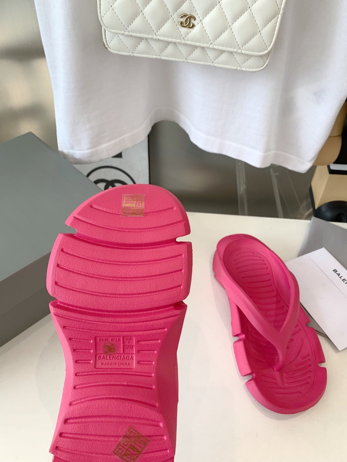 THONG SANDALS IN CABARET PINK RUBBER