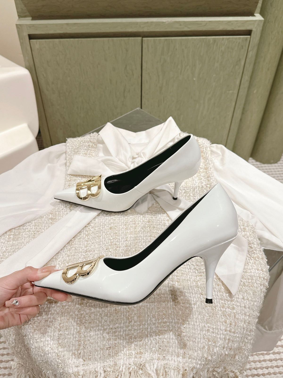 POINTED BB GOLD BUCKLE HIGH PUMPS 85MM IN WHITE PATENT CALFSKIN