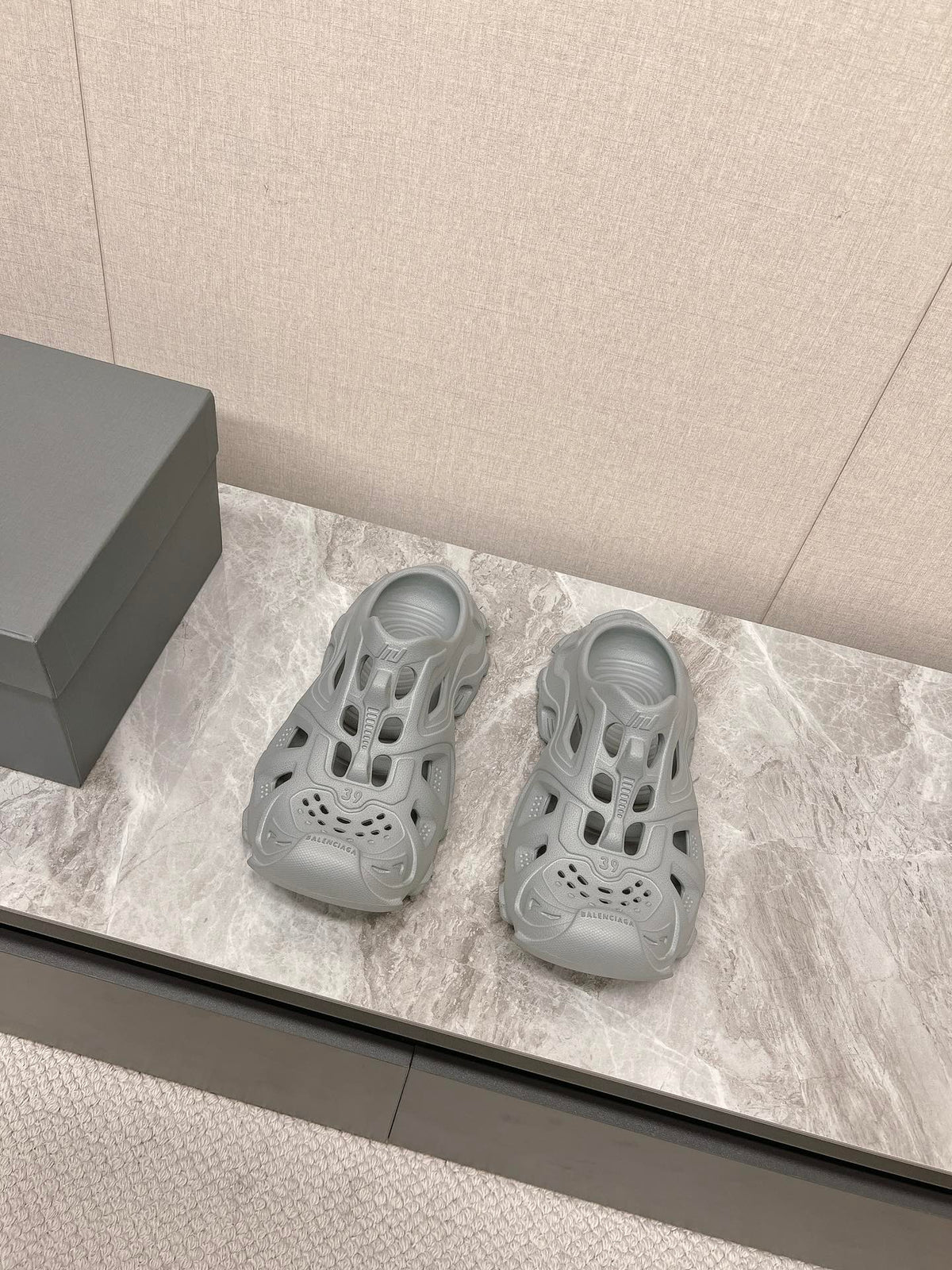 CUT-OUT MULES IN GRAY RUBBER