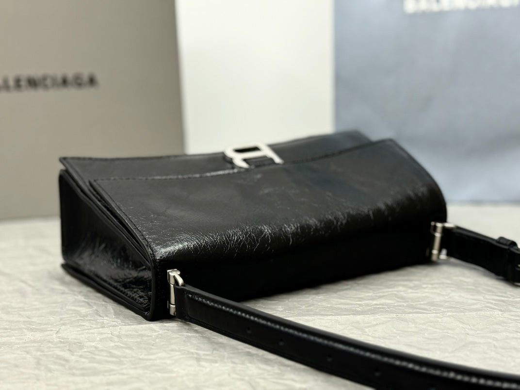 CRUSH SHOULDER BAG 25 IN BLACK CRUSHED CALFSKIN LEATHER STRAP SILVER HARDWARE