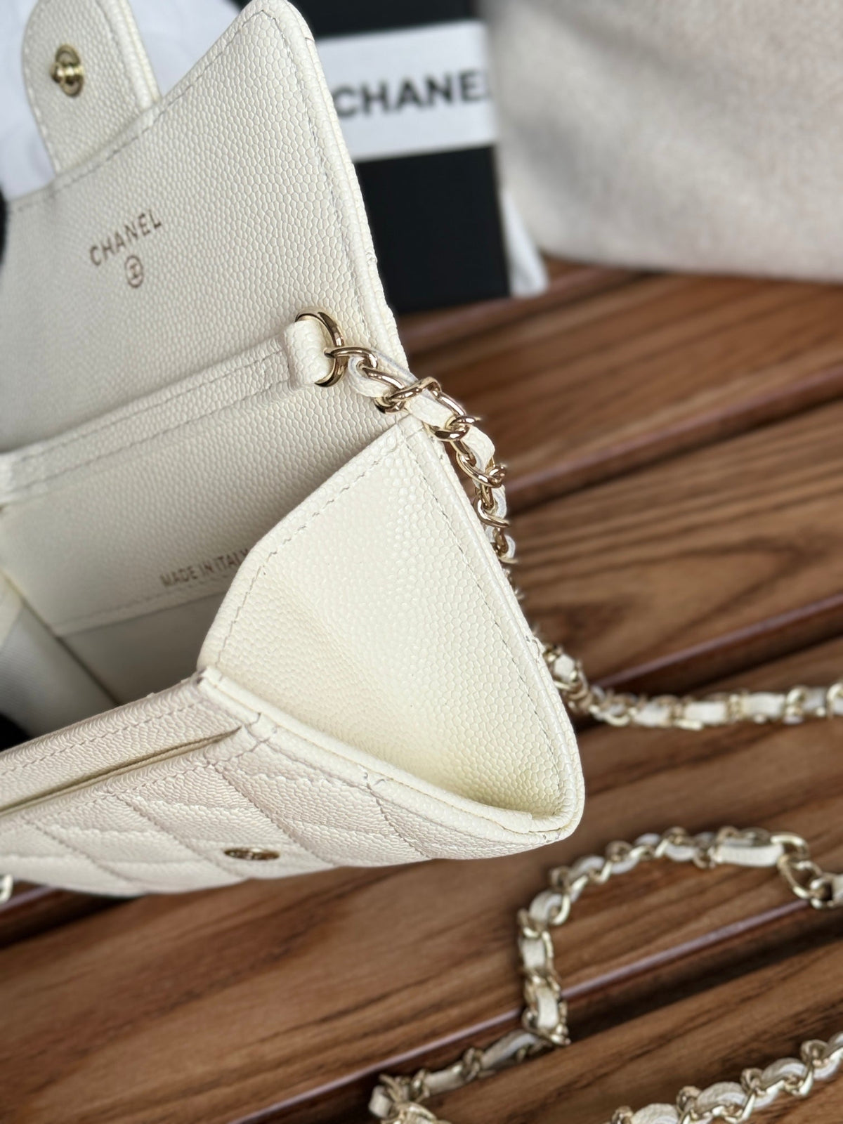CC 24 Classic Wallet On Chain 11cm White Caviar Leather 240674