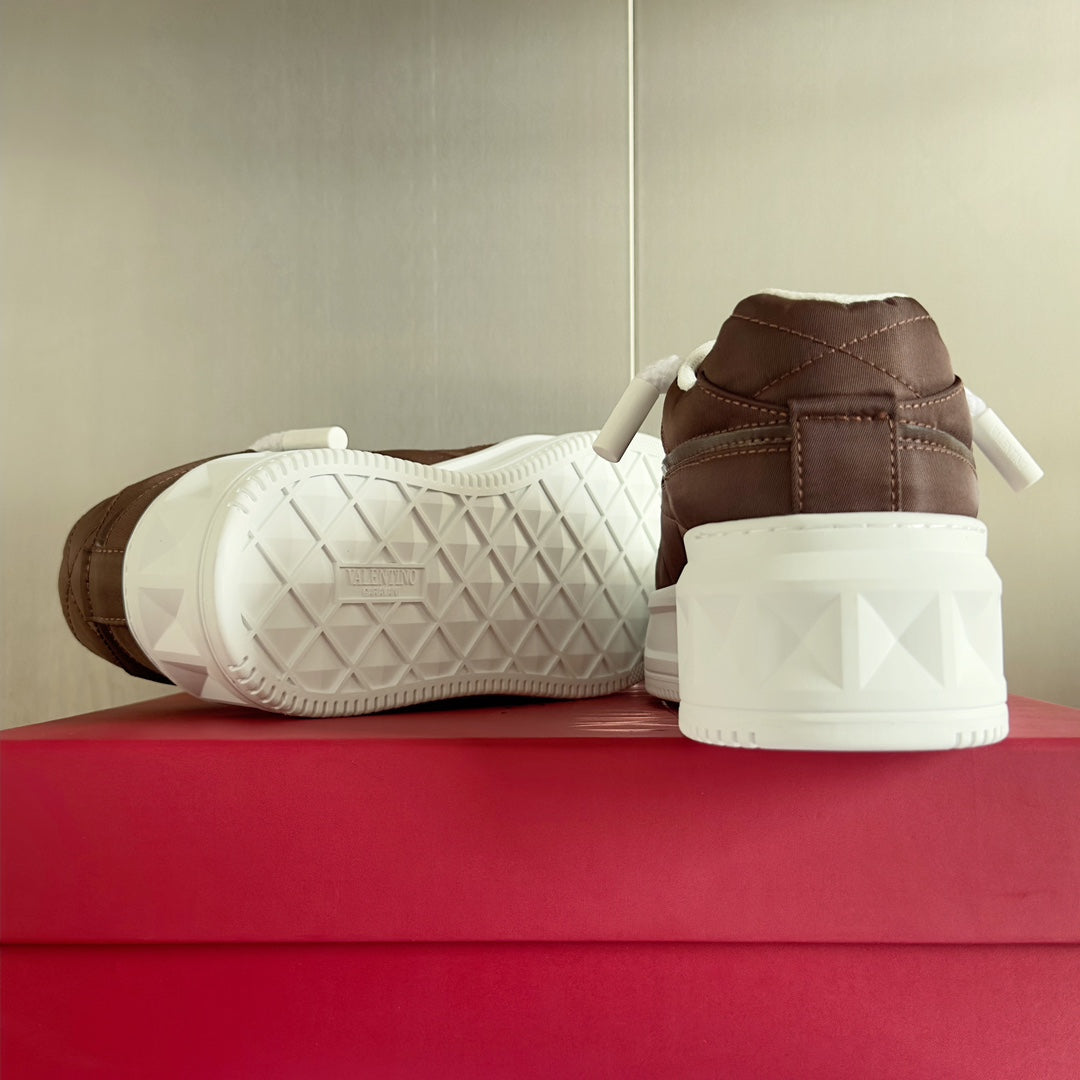 LOW-TOP SNEAKER IN WHITE NAPPA LEATHER AND CHOCOLATE BROWN TOILE ICONOGRAPHE FABRIC