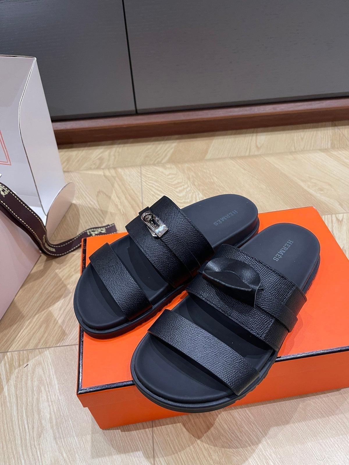 HM 25 Jackson Sandal Black Grained Calfskin