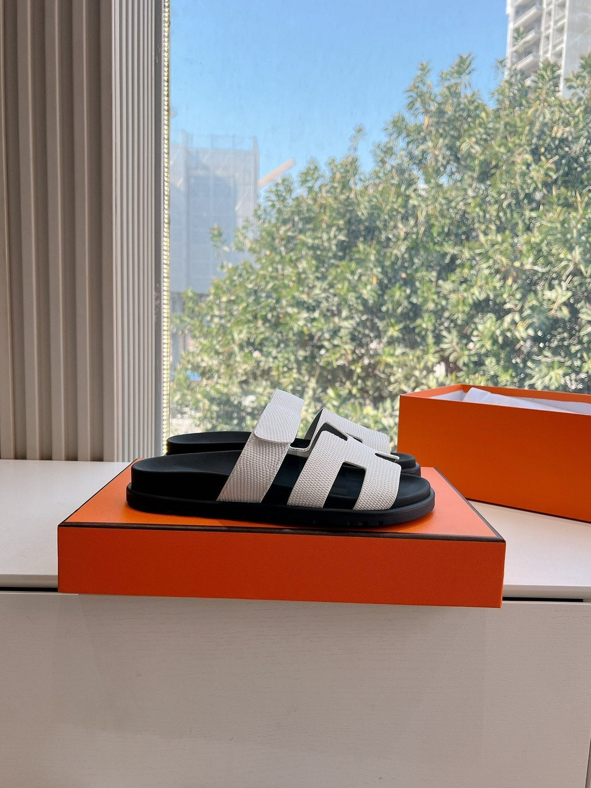 CHYPRE SANDAL IN WHITE SHINY GRAINED CALFSKIN