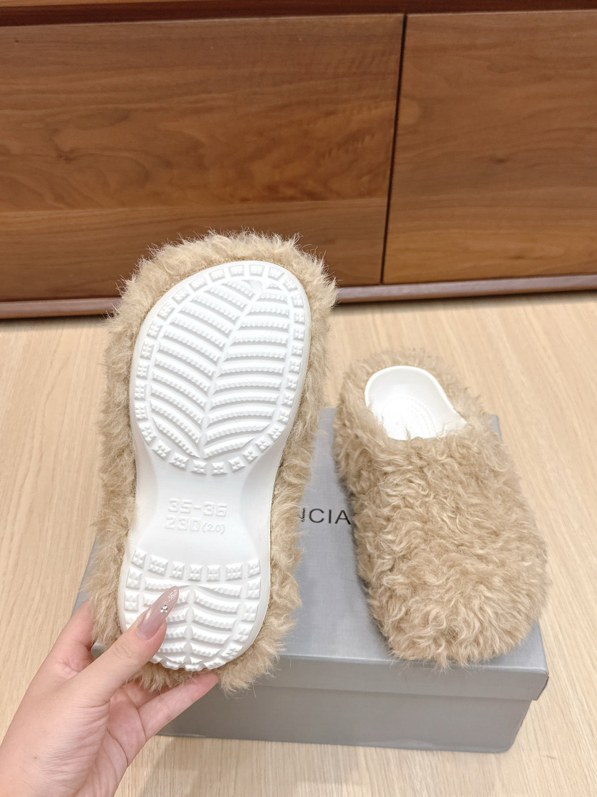 Balenciaga 25ss slippers beige wool 462672