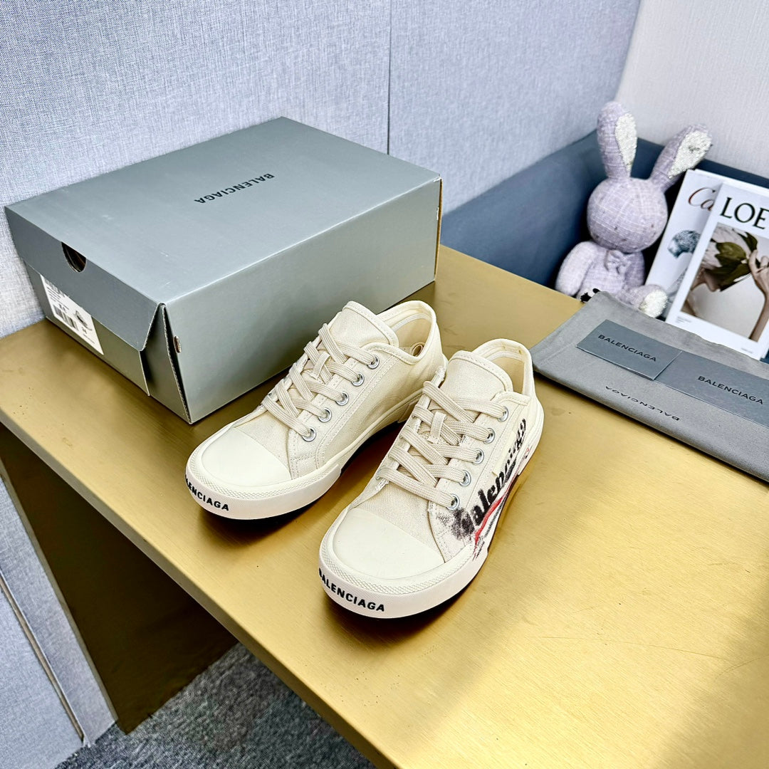 SNEAKERS IN WHITE CANVAS GRAFFITI LOGO