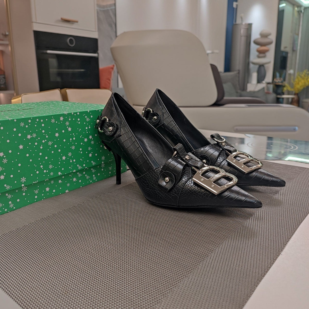HIGH PUMPS WITH B SILVER BUCKLE IN BLACK CROCODILE PATTERN CALFSKIN