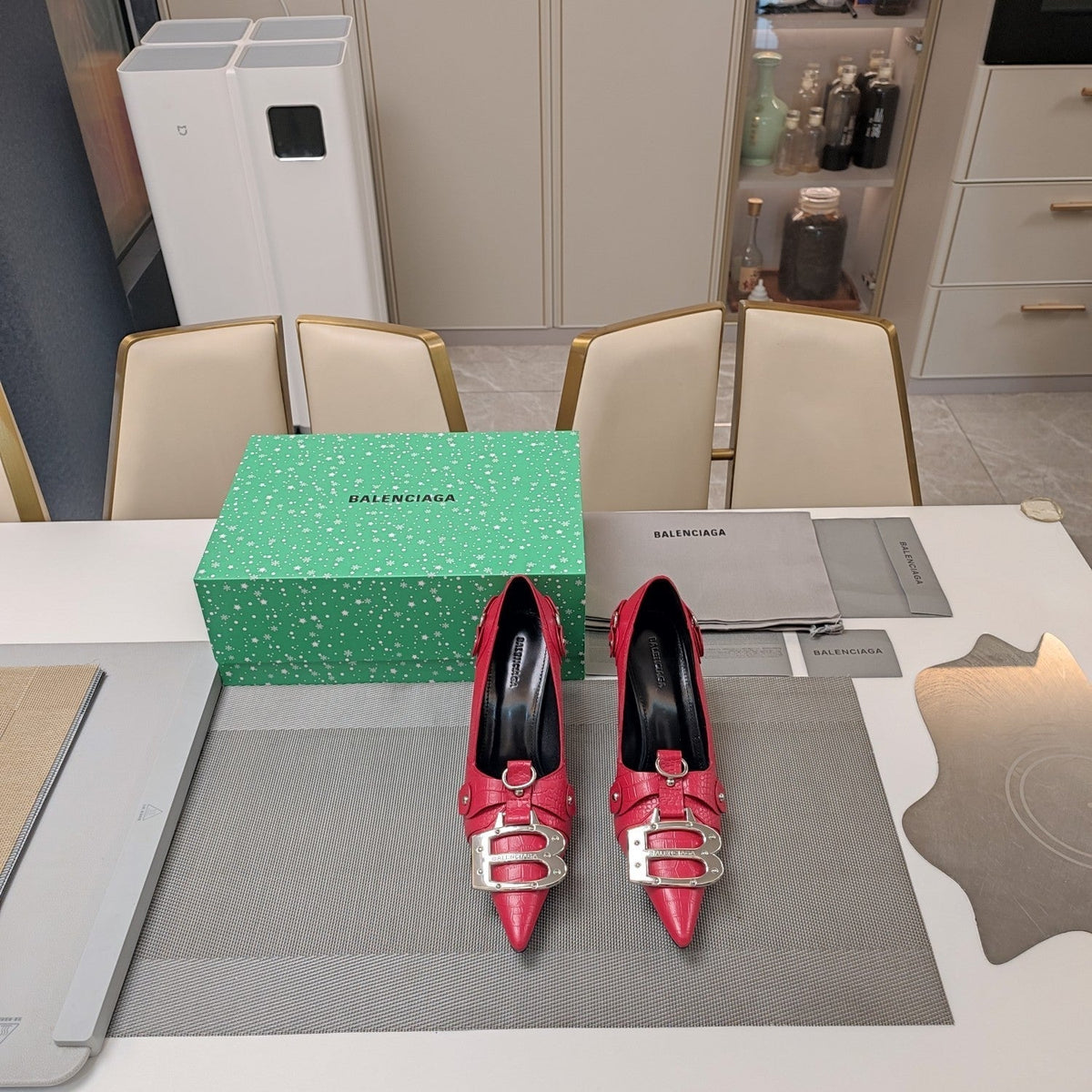 HIGH PUMPS WITH B SILVER BUCKLE IN RED CROCODILE PATTERN CALFSKIN