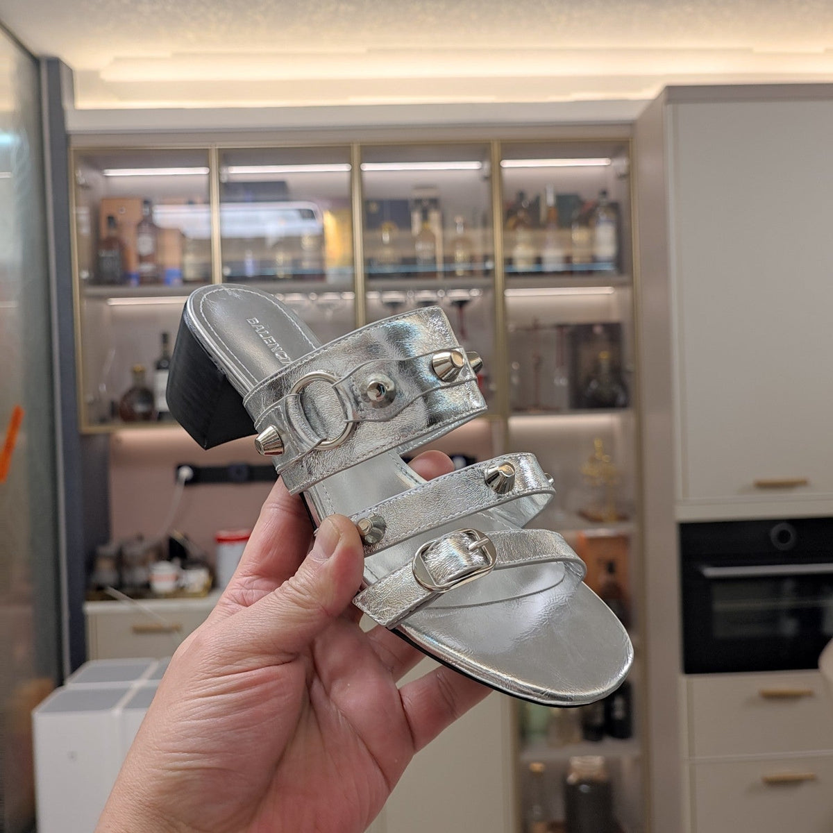STRAPPY MEDIUM HEELED SANDALS IN SILVER STUDDED WAX-OIL SHEEPSKIN
