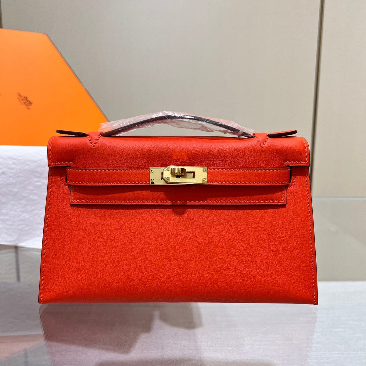 HM KELLY POCHETTE 22CM RED SWIFT GOLD HARDWARE