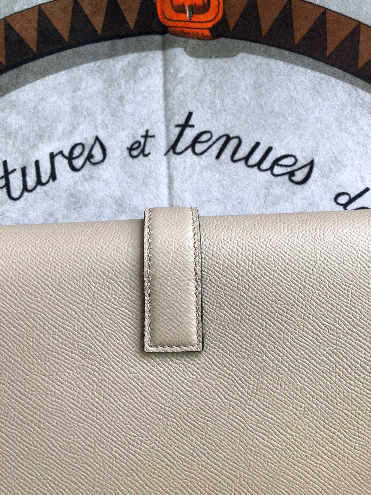 HM Jige 29 Almond White Epsom 229078