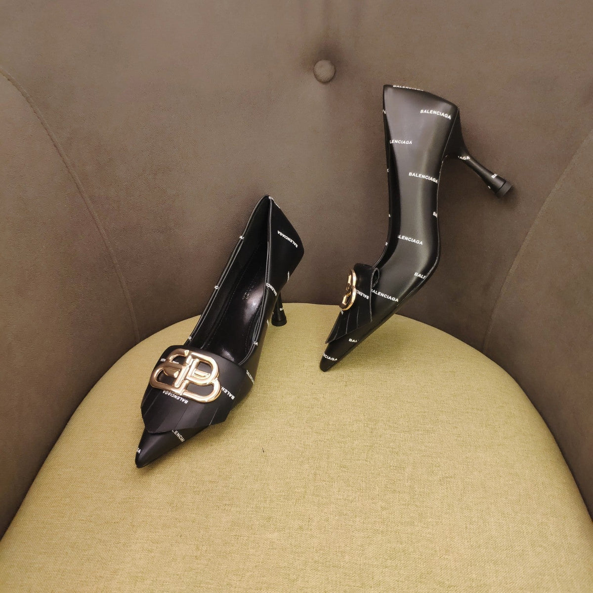 POINTED TOE PUMPS BLACK WITH LOGO PRINT SMOOTH CALFSKIN