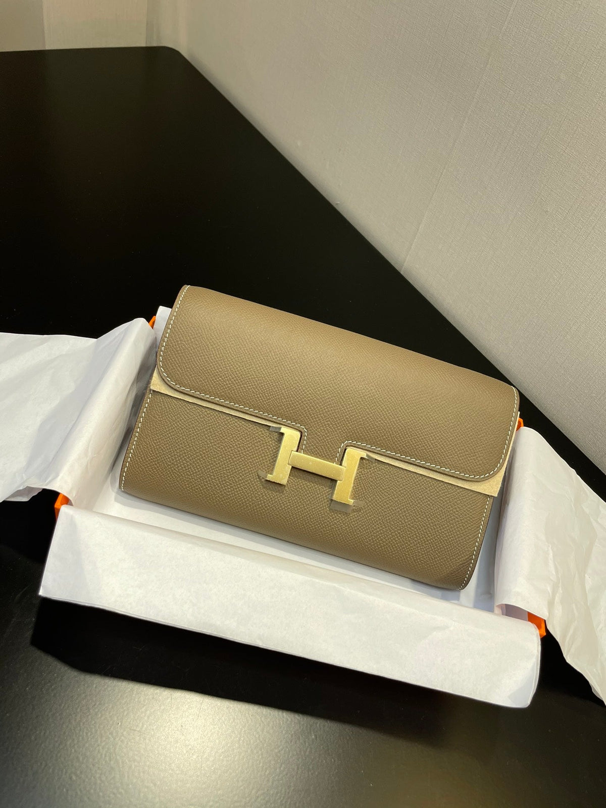 CONSTANCE TO GO 20.5 ETOUPE EPSOM GOLD HARDWARE