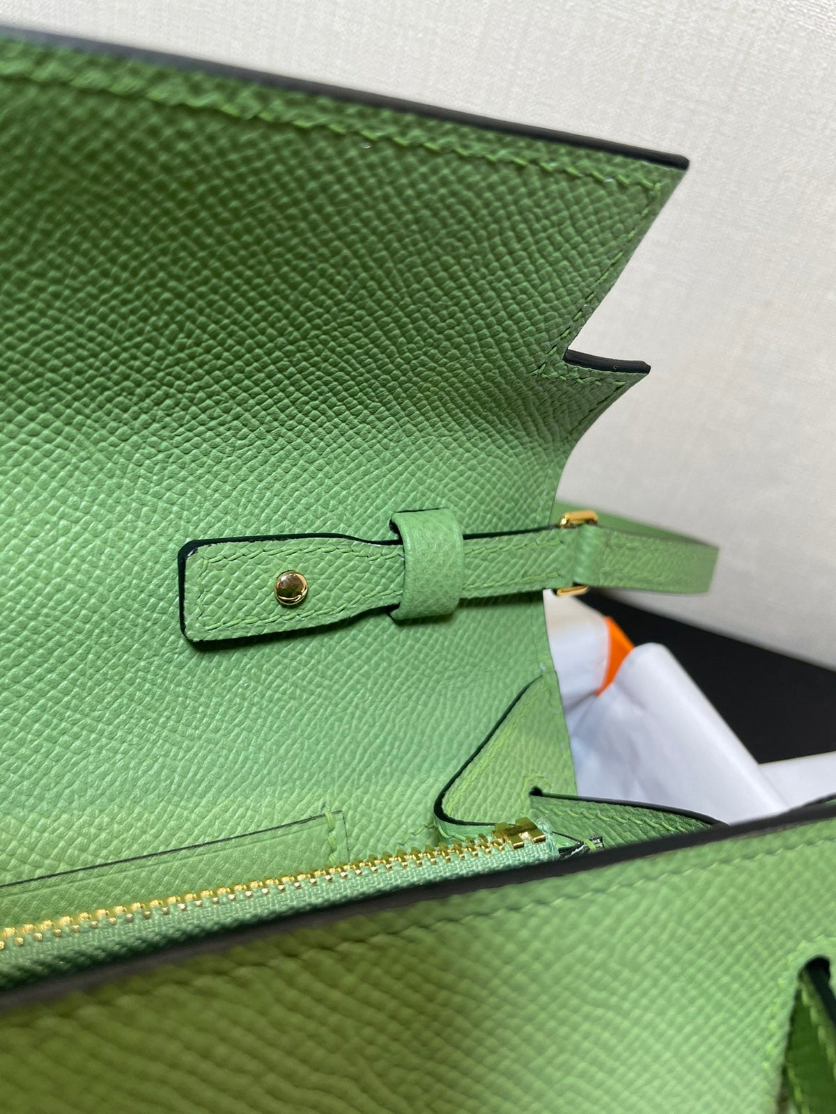 kelly to go wallet 20.5 green epsom gold hardware
