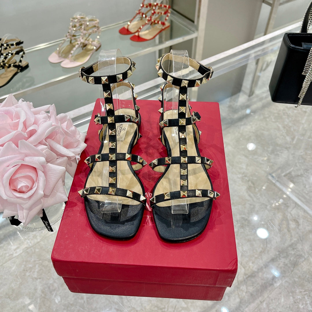 ROCKSTUD SANDAL WITH STRAPS IN BLACK CALFSKIN