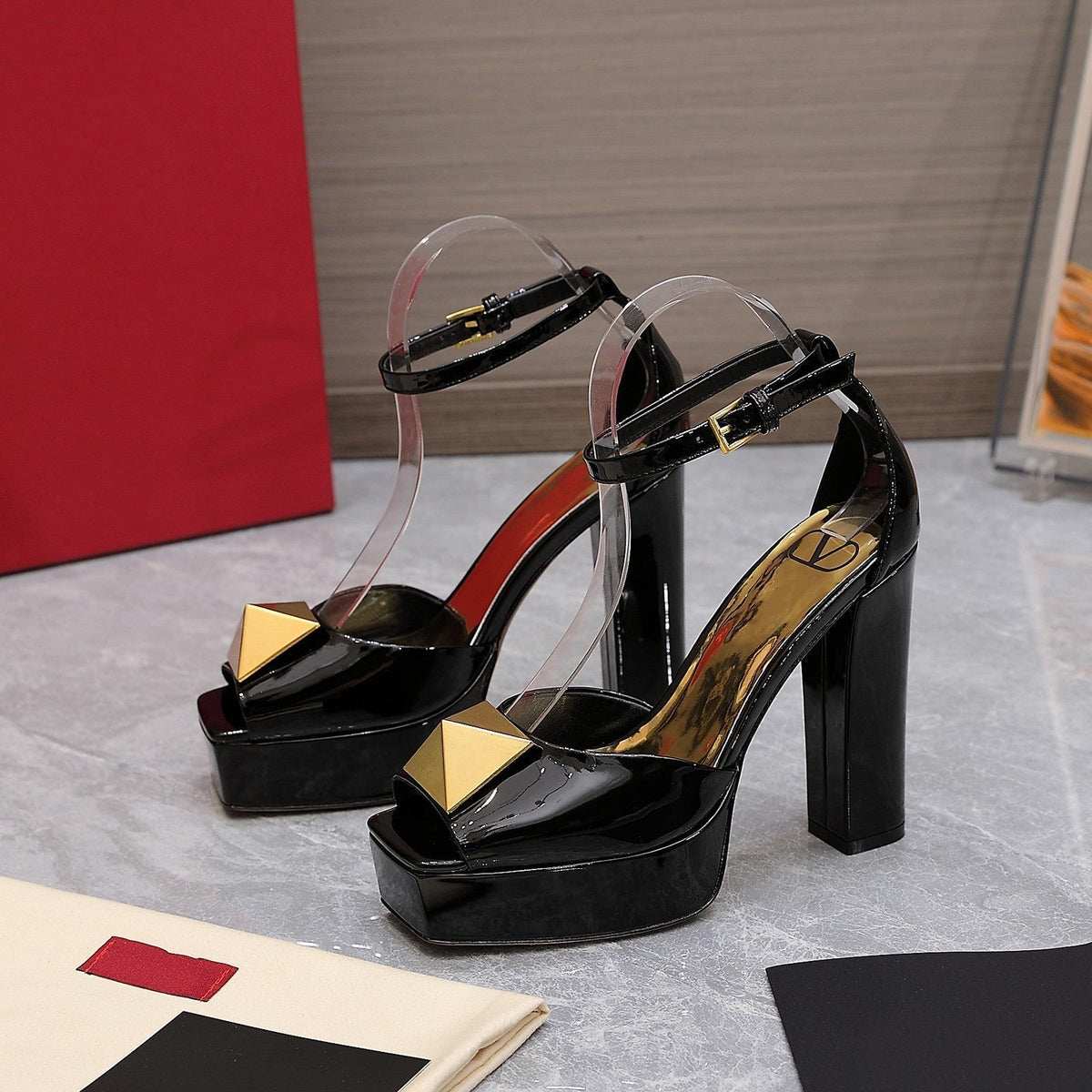Open Toe Pump With One Stud Gold Patent Black Leather 130MM