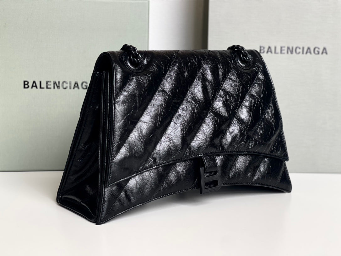 CRUSH MEDIUM CHAIN BAG 31 IN BLACK QUILTED CRUSHED CALFSKIN BLACK HARDWARE