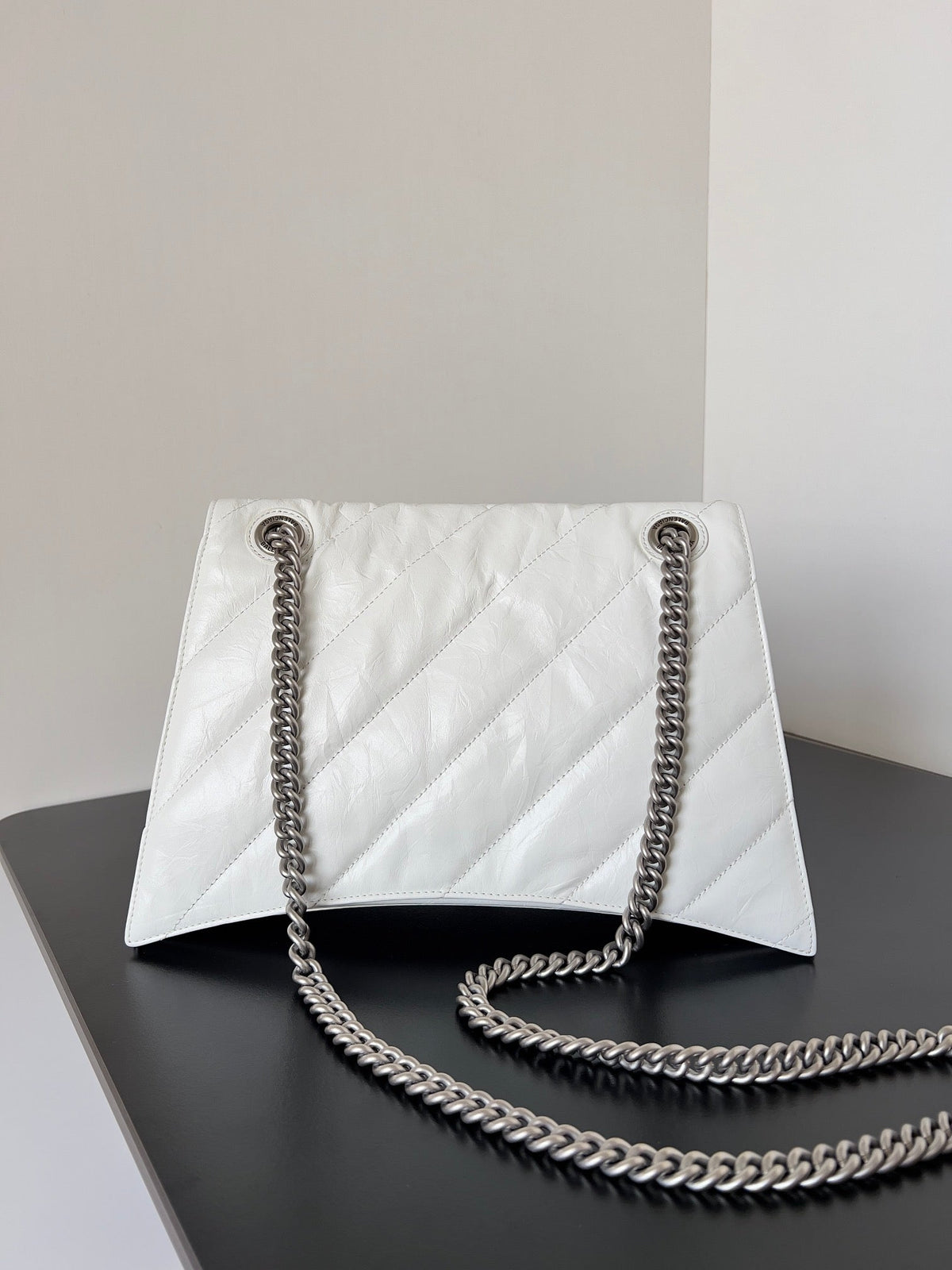 CRUSH CHAINED BAG 32 IN WHITE QUILTED CRUSHED CALFSKIN SILVER HARDWARE
