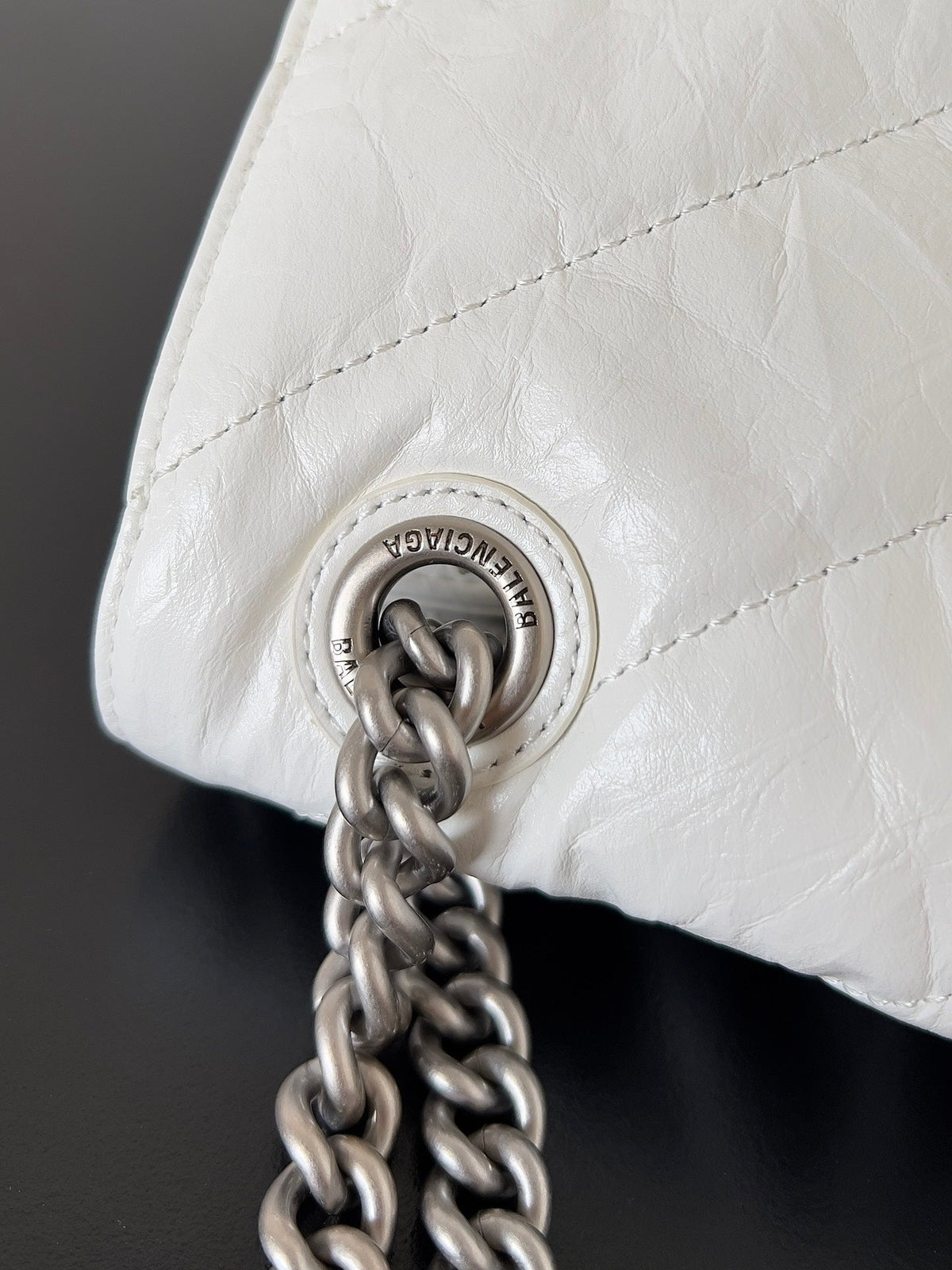 CRUSH CHAINED BAG 32 IN WHITE QUILTED CRUSHED CALFSKIN SILVER HARDWARE