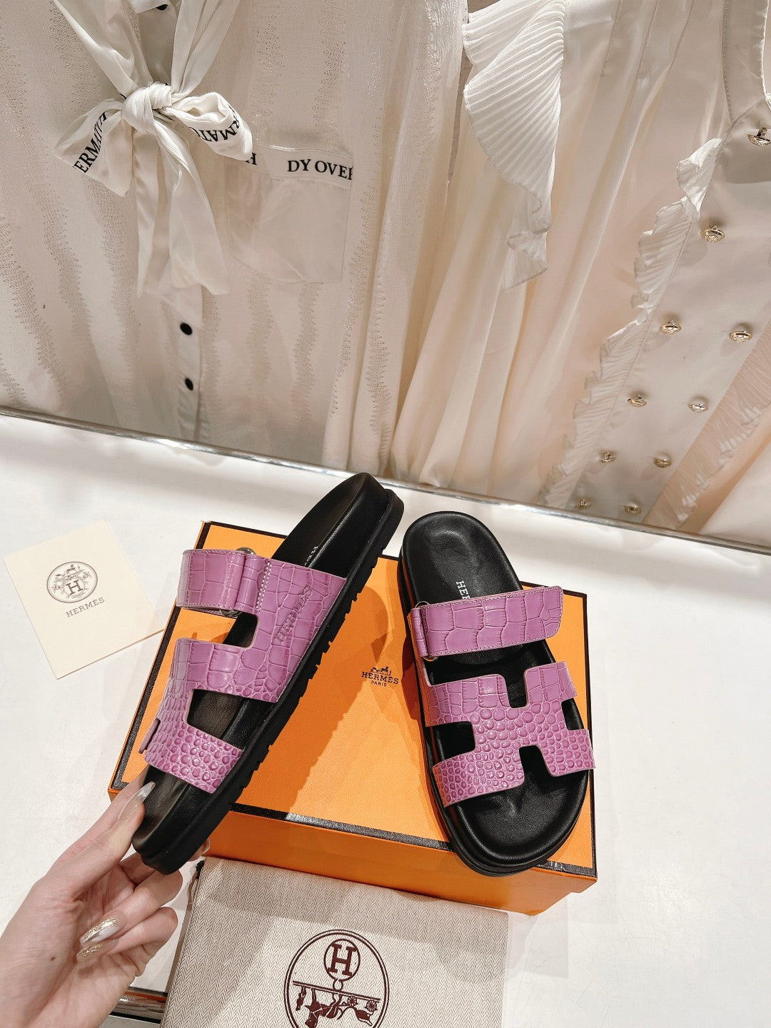 CHYPRE SANDAL BLACK AND LAVENDER LAMBSKIN