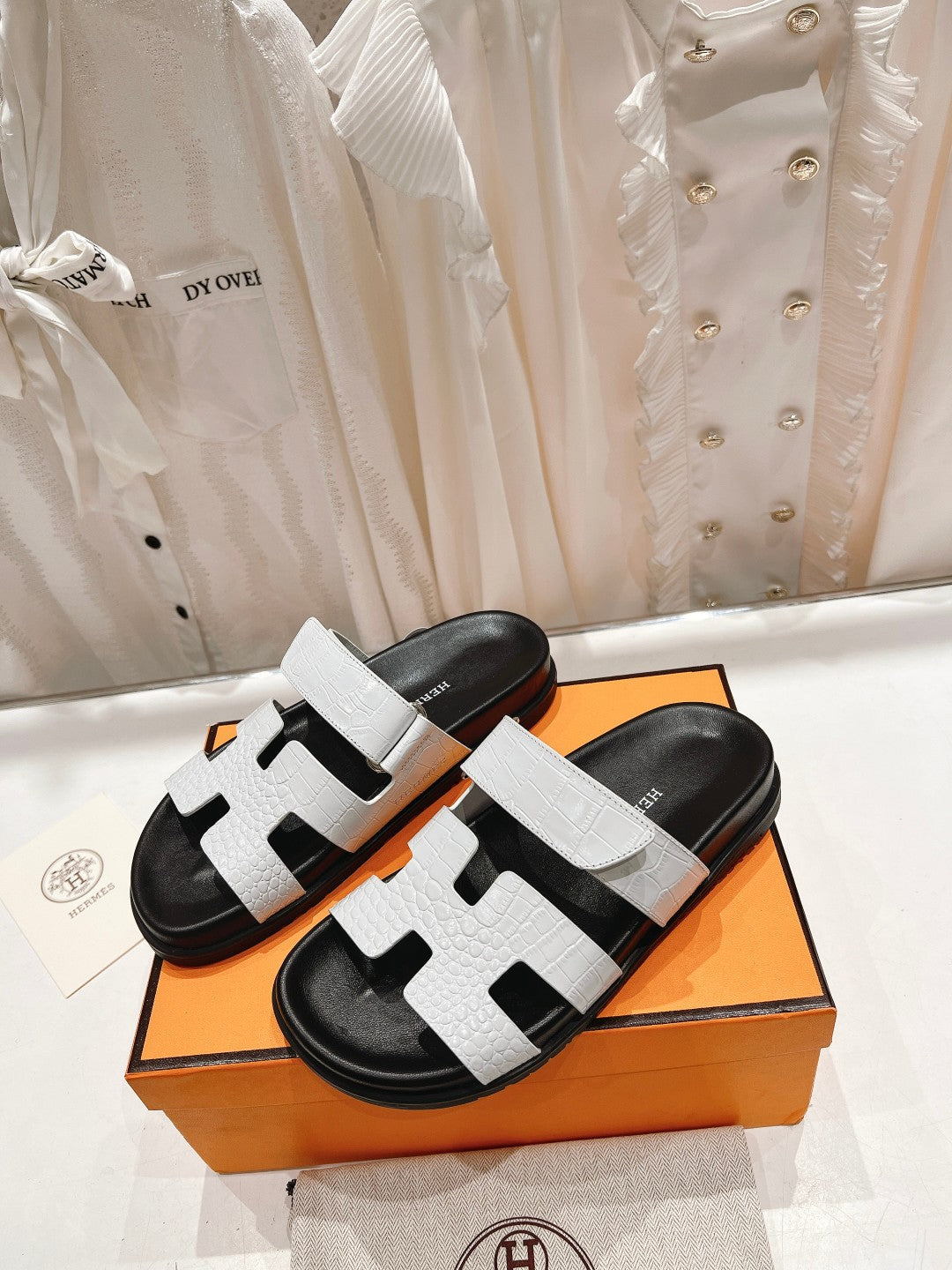 CHYPRE SANDAL BLACK AND WHITE LAMBSKIN
