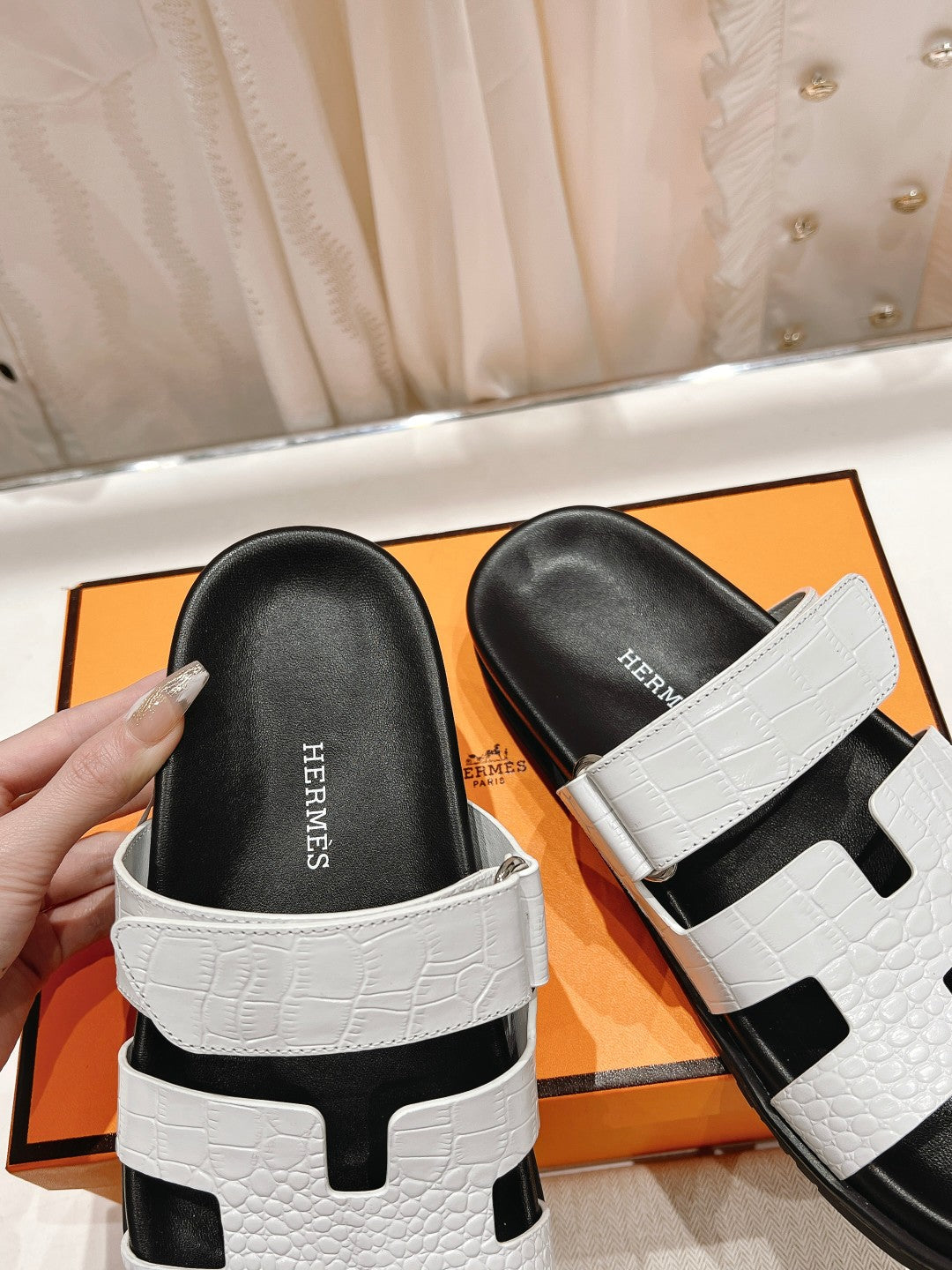 CHYPRE SANDAL BLACK AND WHITE LAMBSKIN
