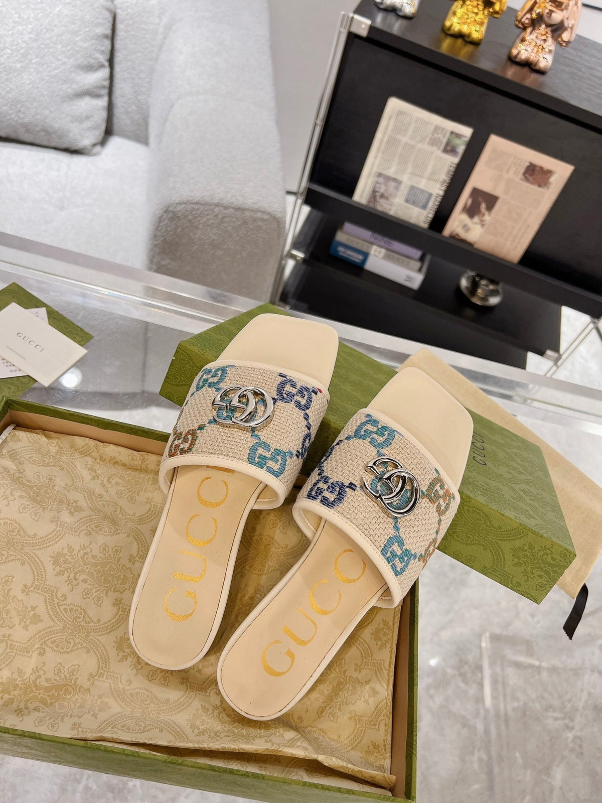 GG EXCLUSIVE SLIDE SANDAL IVORY SEDGE WITH NAVY PATTERN