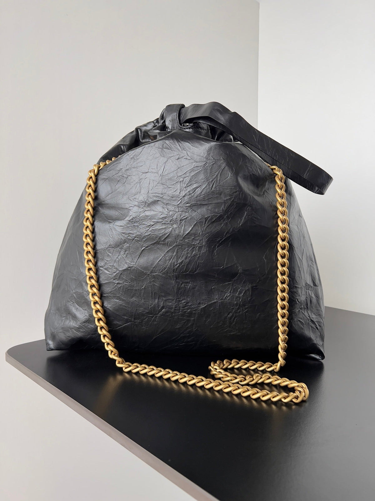 CRUSH LARGE TOTE BAG 46 IN BLACK CRUSHED CALFSKIN GOLD HARDWARE