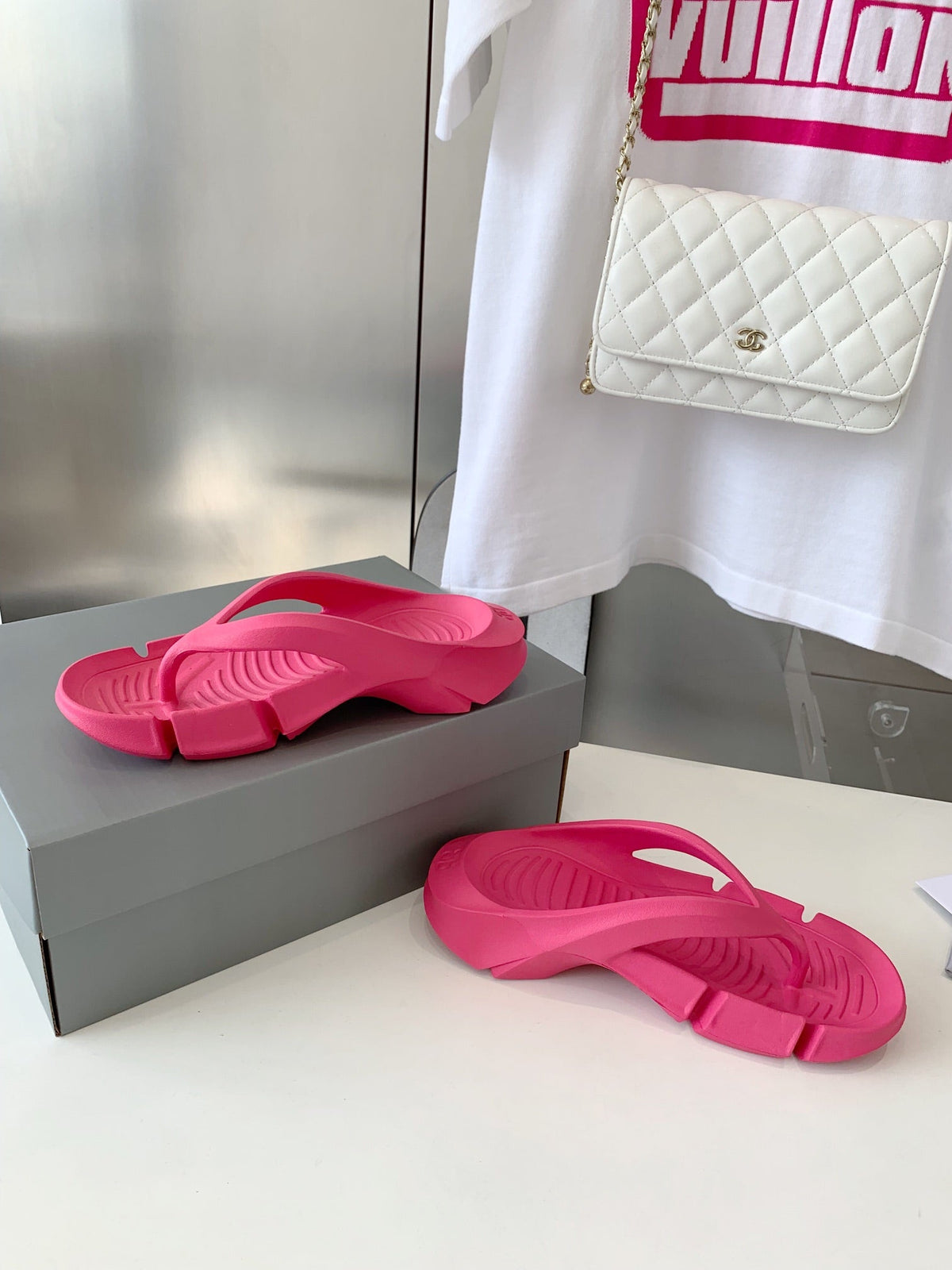 THONG SANDALS IN CABARET PINK RUBBER