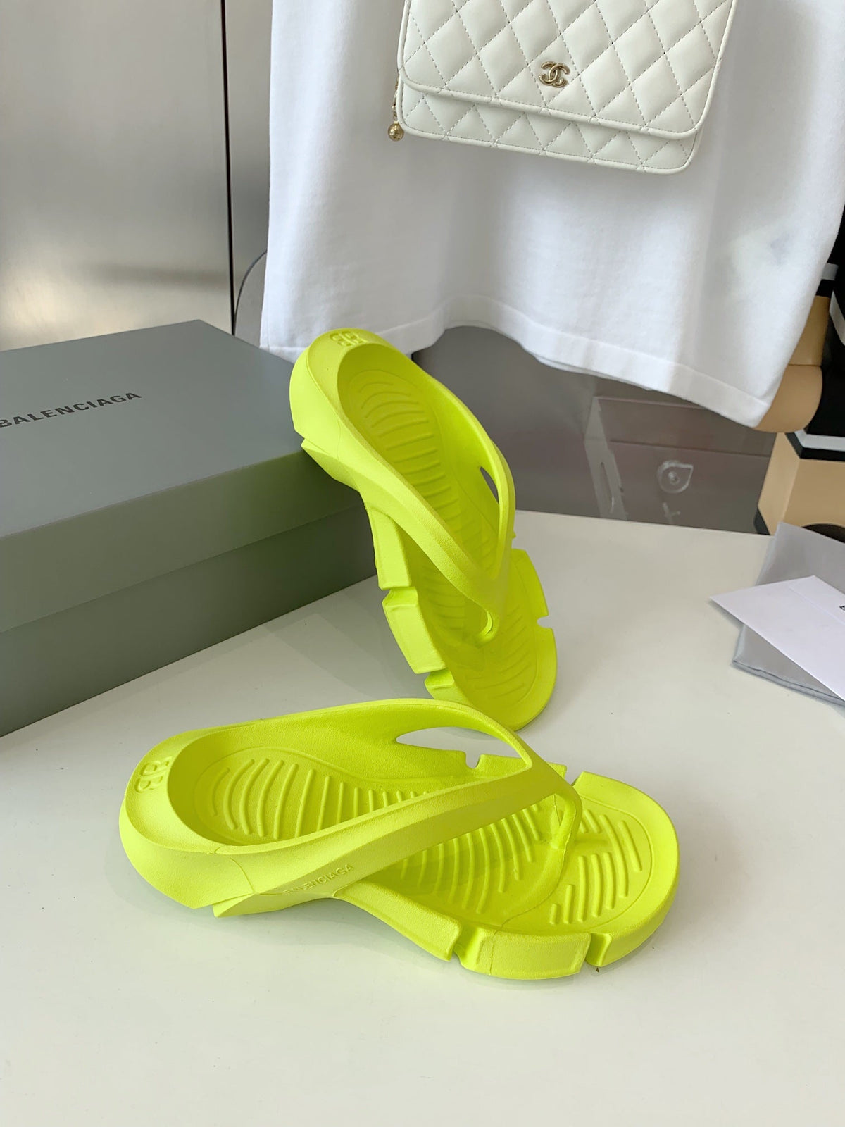 THONG SANDALS IN VOLT GREEN RUBBER
