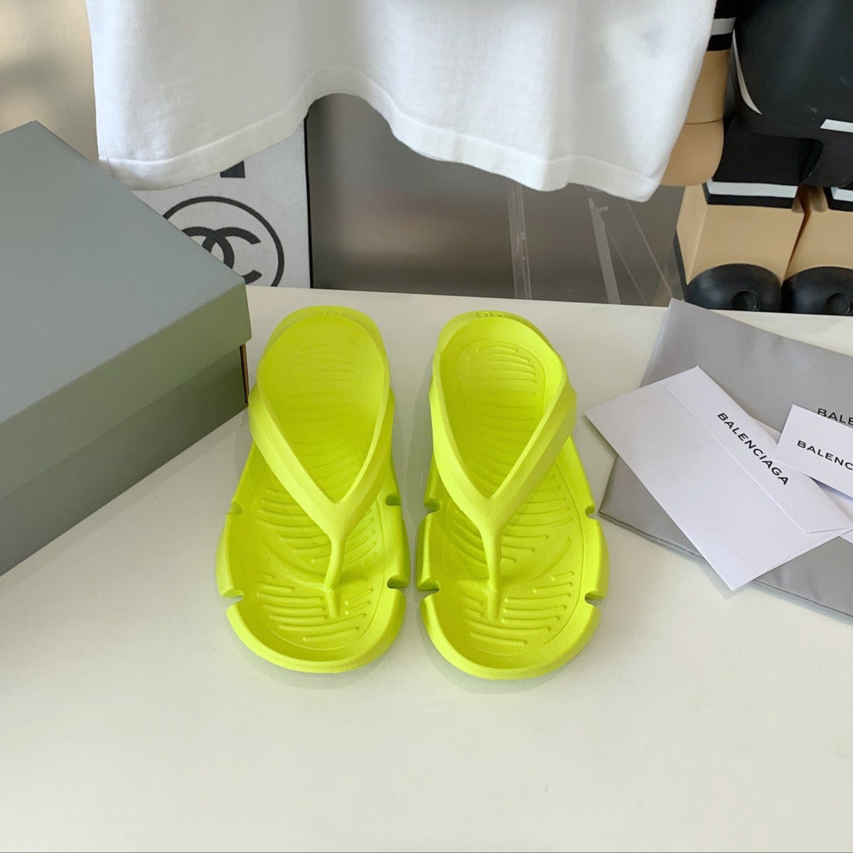 THONG SANDALS IN VOLT GREEN RUBBER