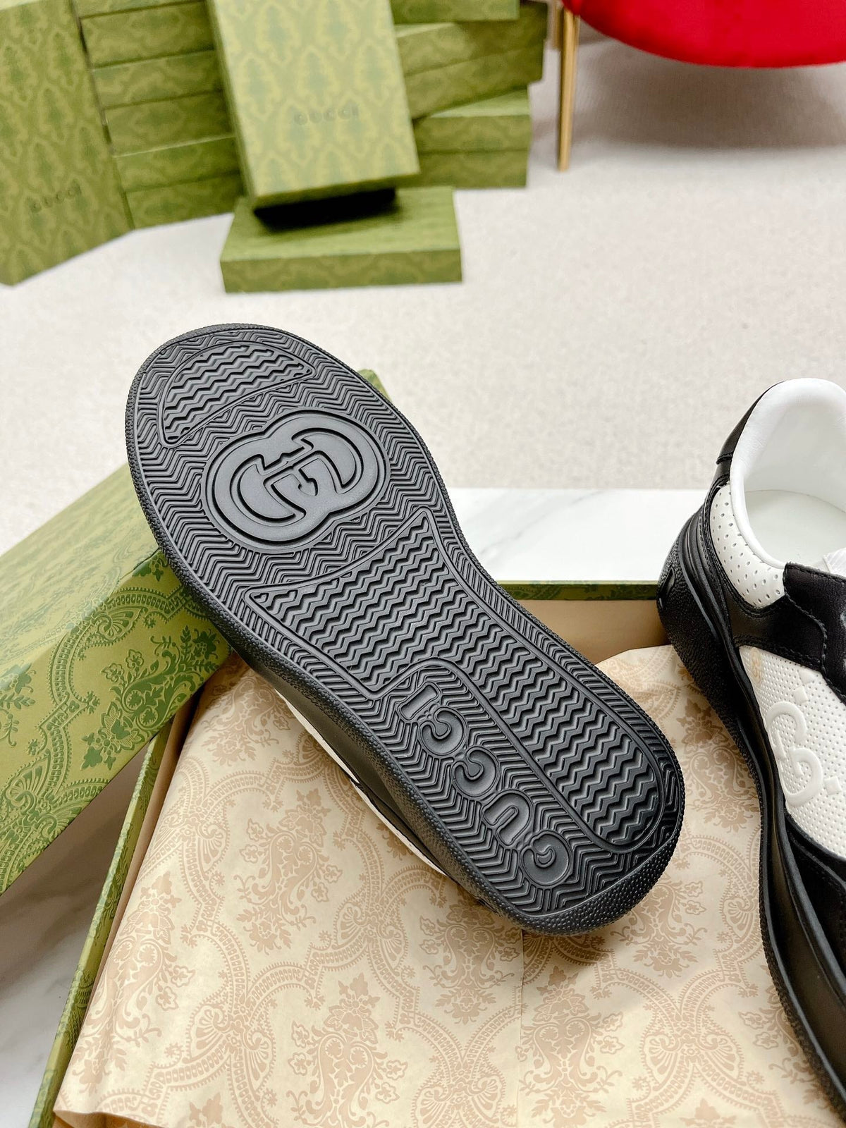GG EMBOSSED TRAINER BLACK AND WHITE CALFSKIN