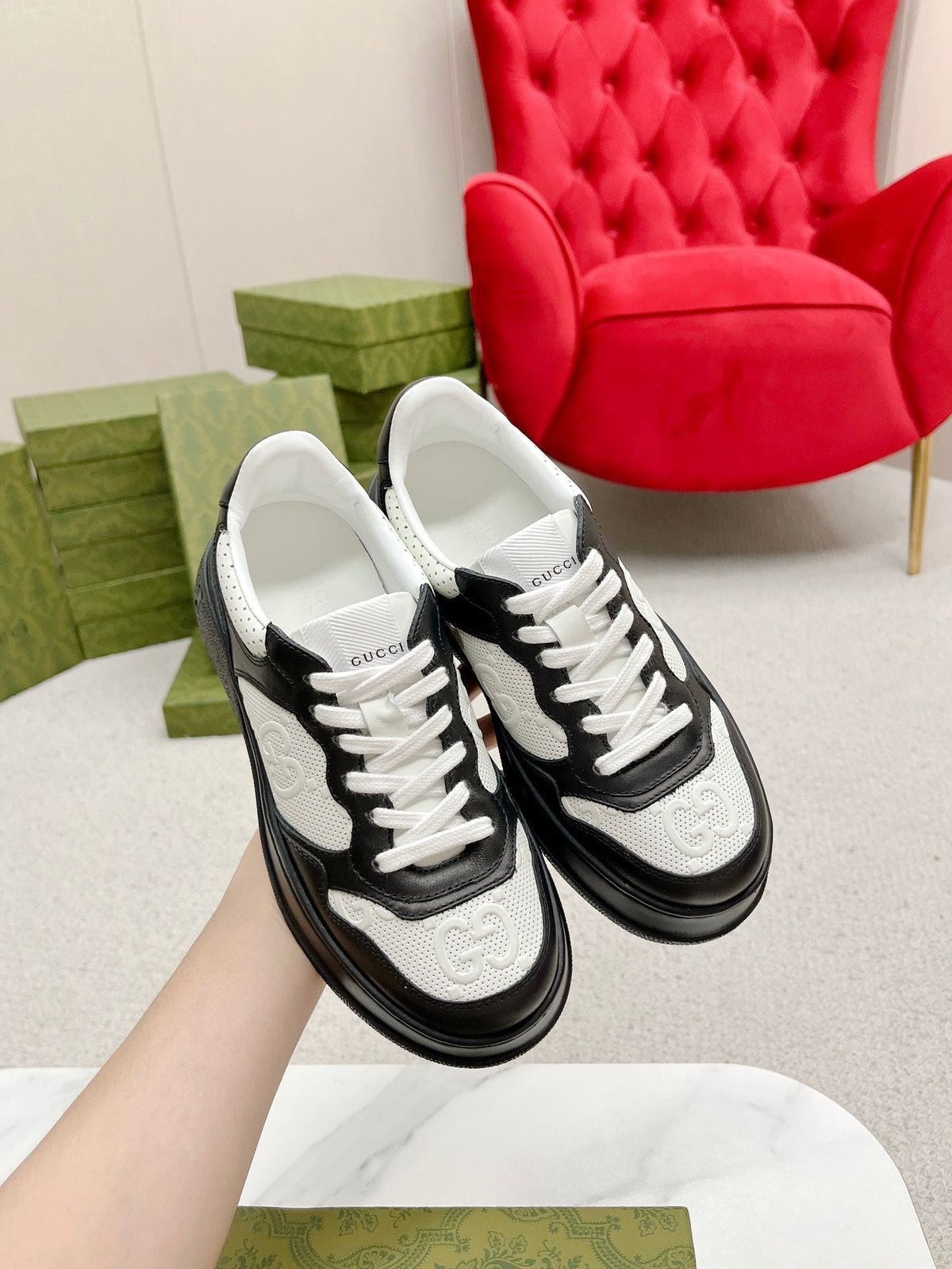 GG EMBOSSED TRAINER BLACK AND WHITE CALFSKIN