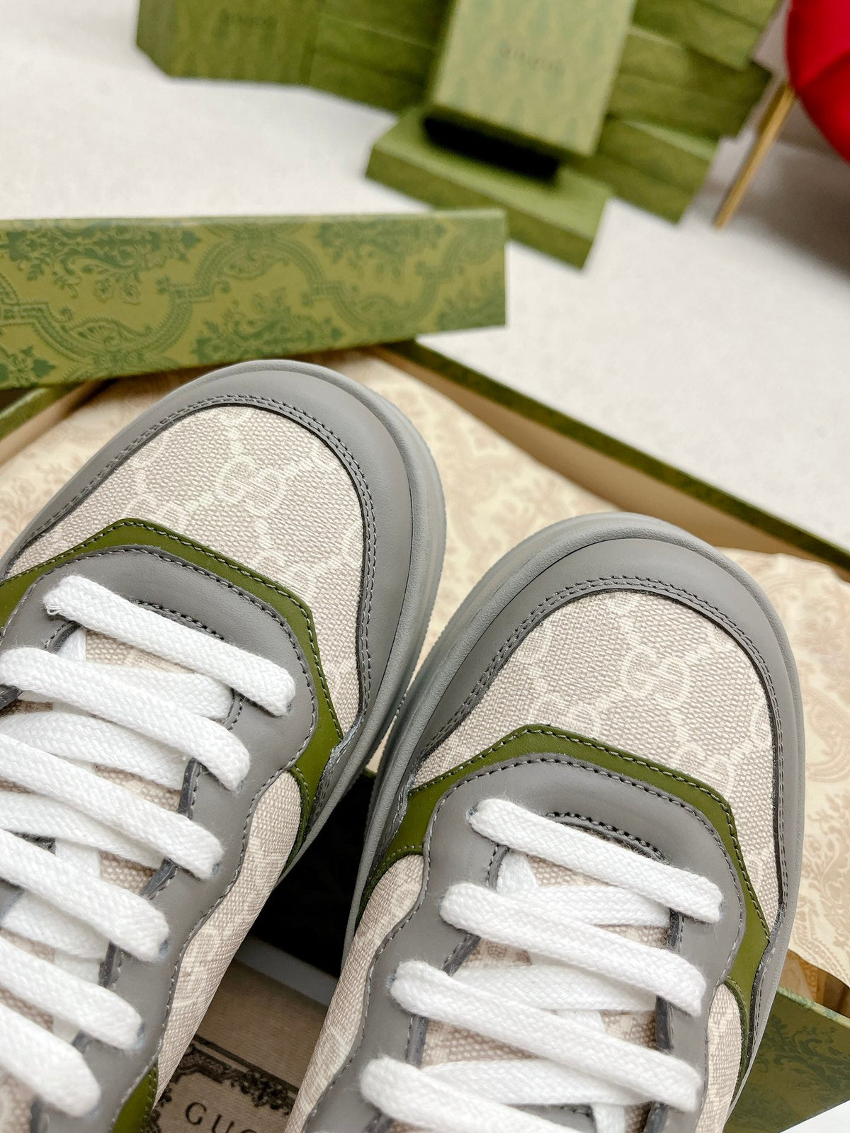 GG TRAINER GRAY AND CREAMY WHITE CALFSKIN