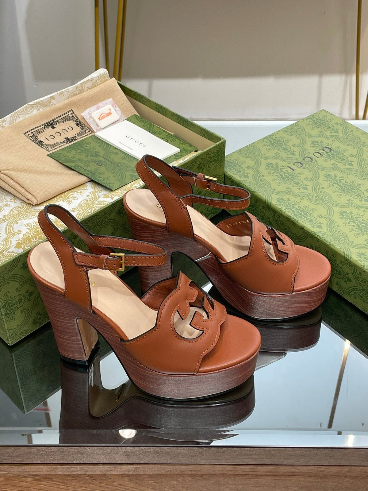 GG 120 INTERLOCKING G SANDAL CARAMEL CALFSKIN