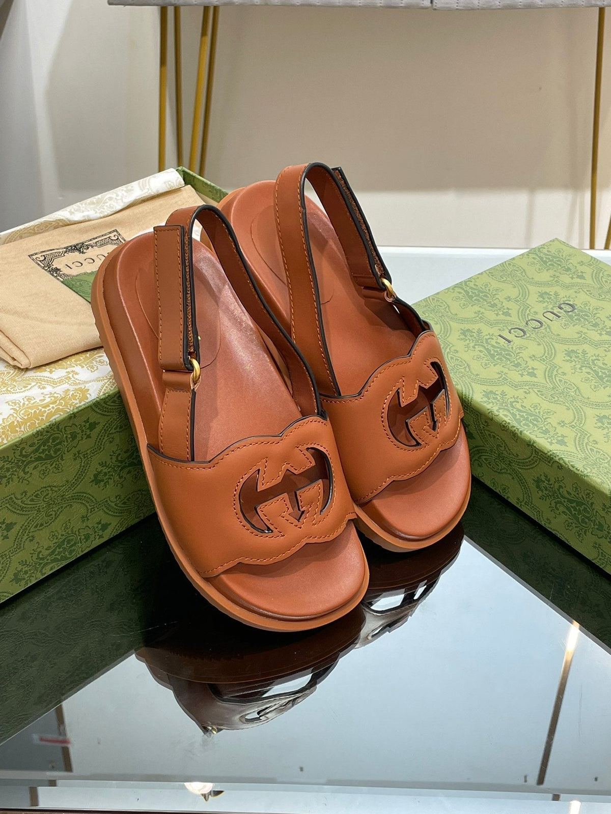 GG INTERLOCKING G CUT OUT SANDAL CARAMEL LAMBSKIN