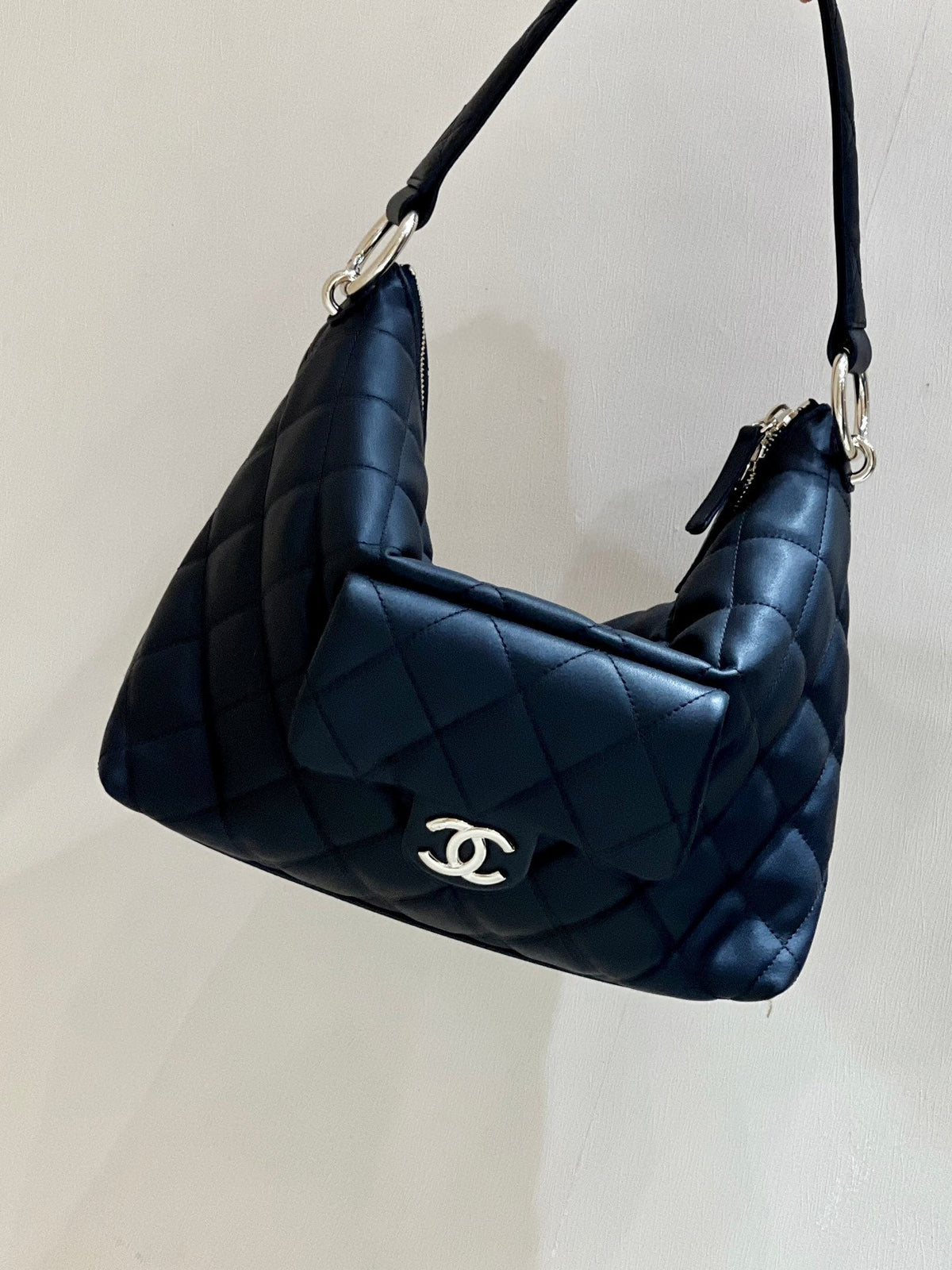 CC 23B Maxi Hobo 29.5cm Black Cowhide Light GHW