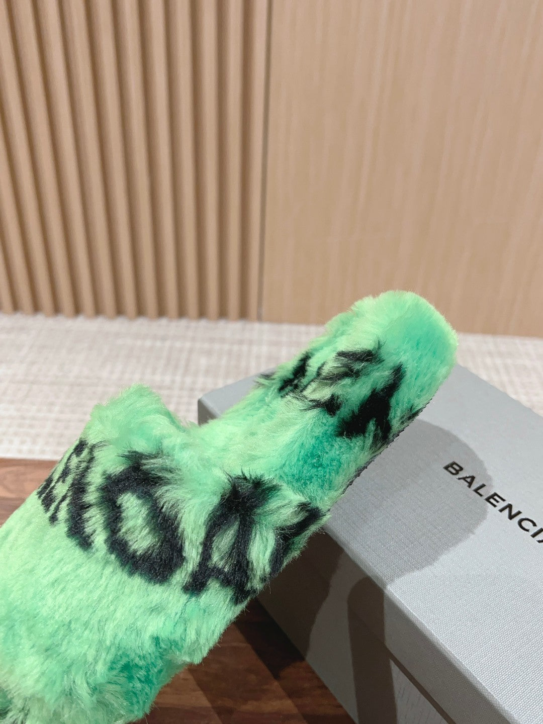 LAMB WOOL SLIPPER GREEN AND BLACK