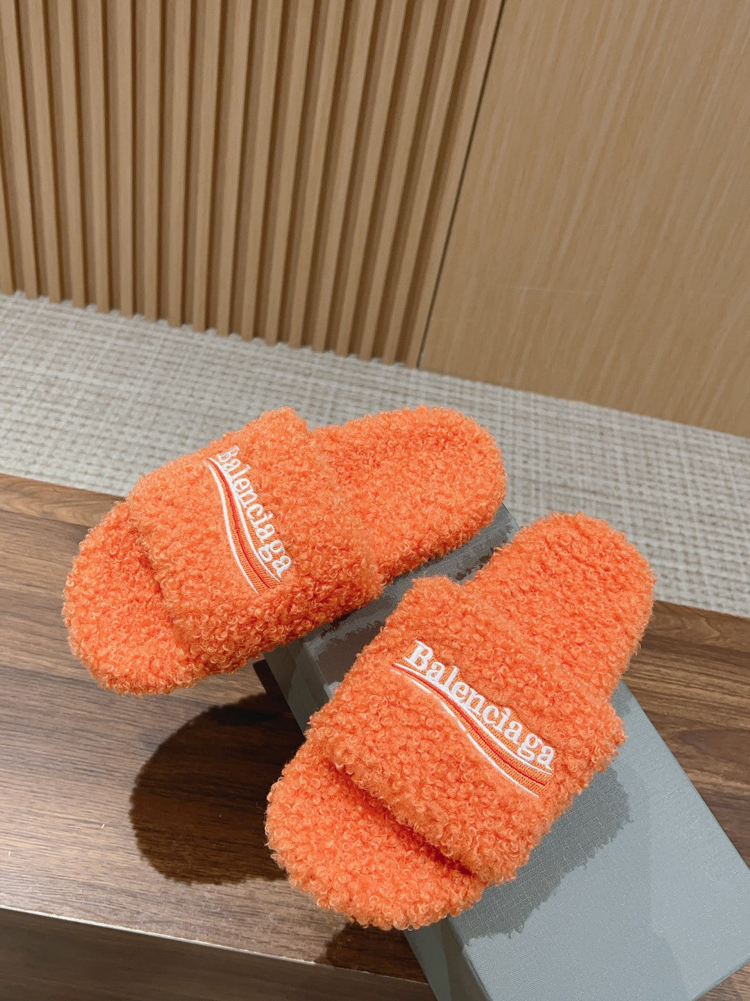 FURRY SLIDES IN ORANGE CURLY SHEARLING