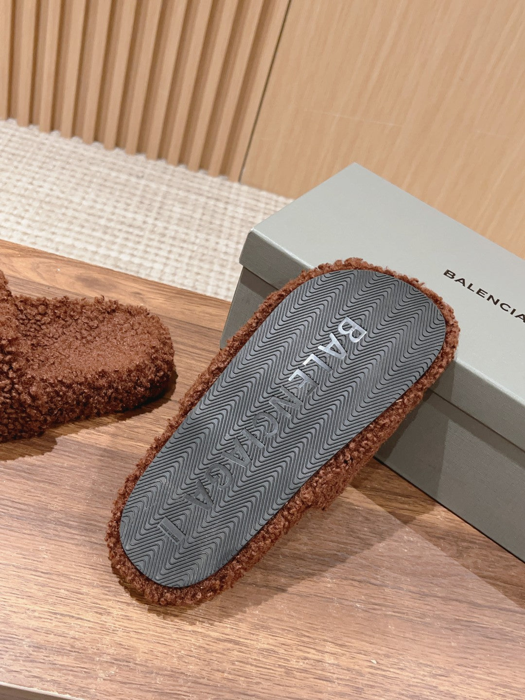 FURRY SLIDES IN BROWN CURLY SHEARLING