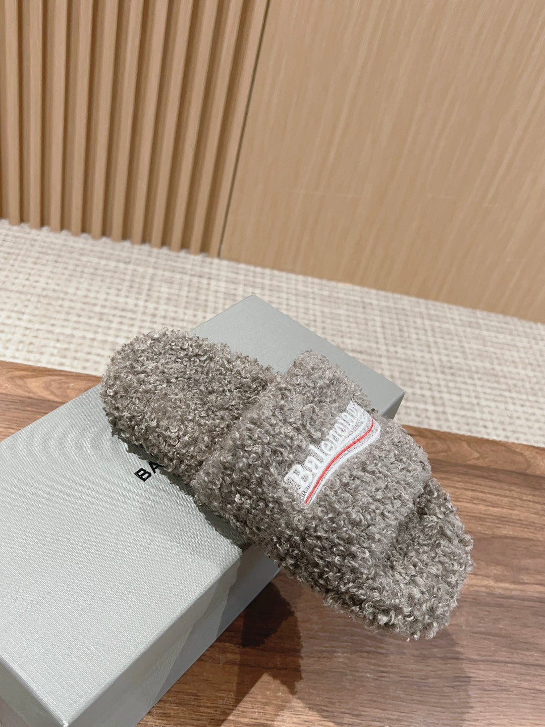 FURRY SLIDES IN GRAY CURLY SHEARLING