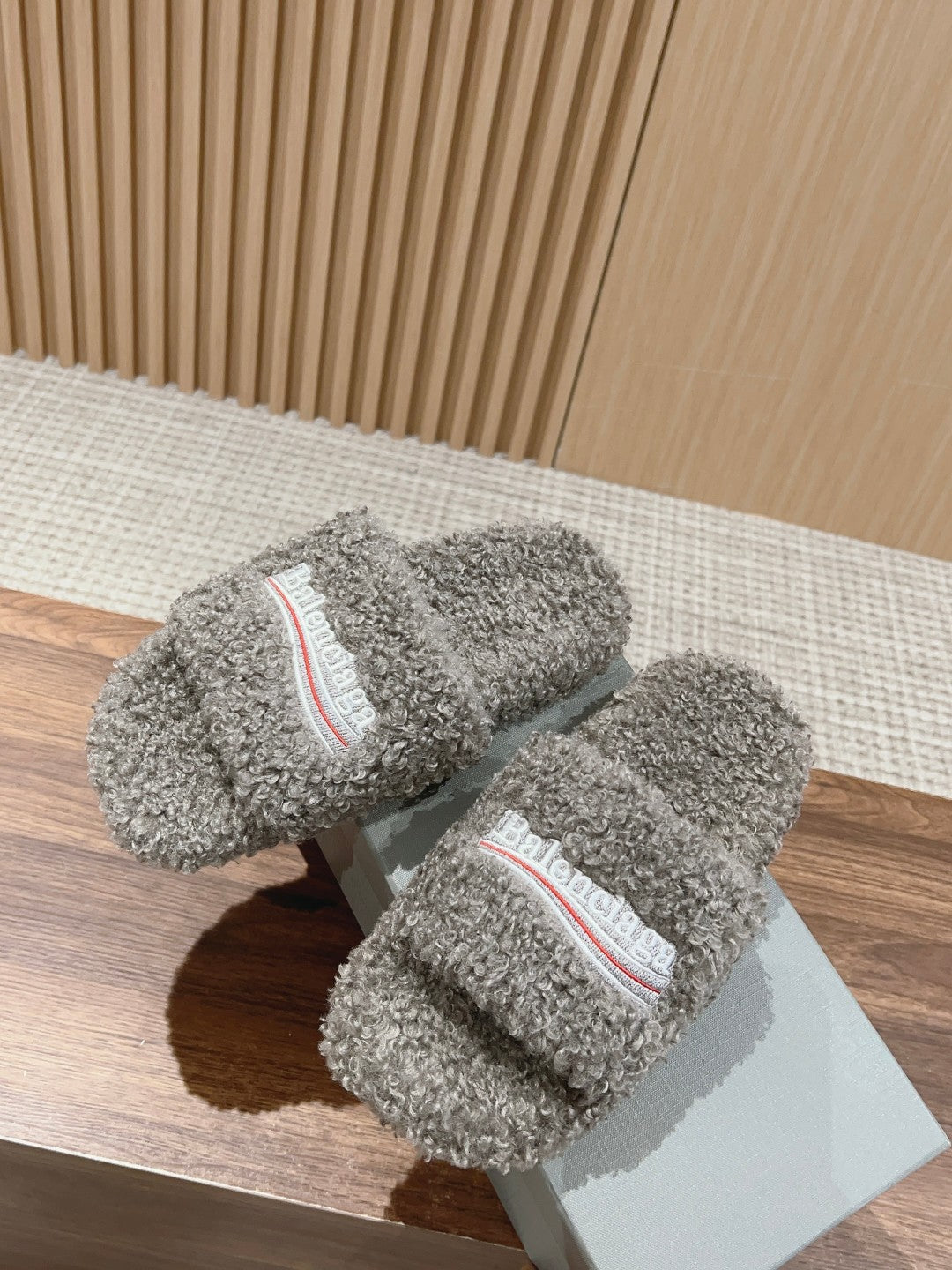 FURRY SLIDES IN GRAY CURLY SHEARLING