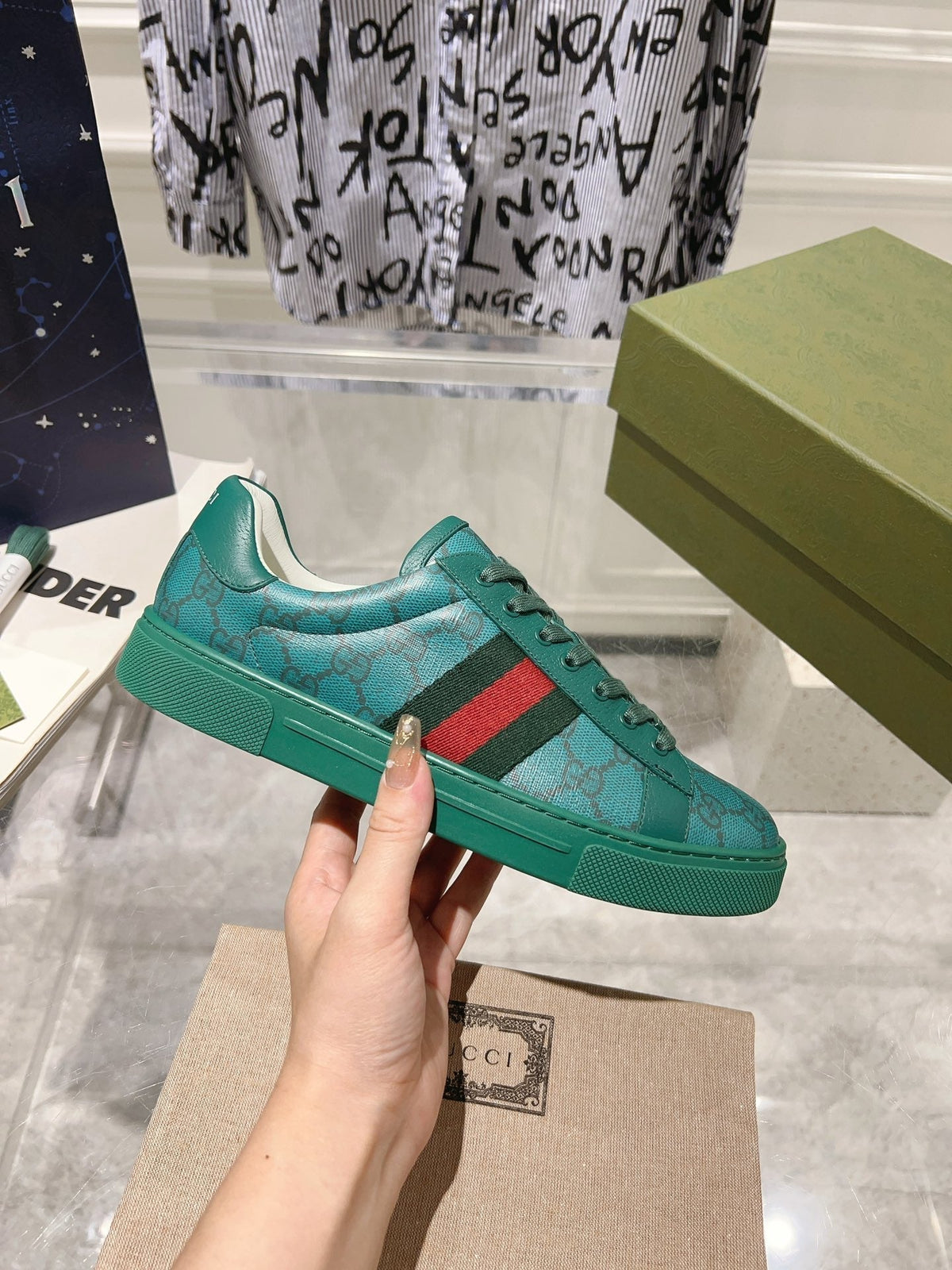 GG ACE GG SUPREME TRAINER OCEAN CALFSKIN