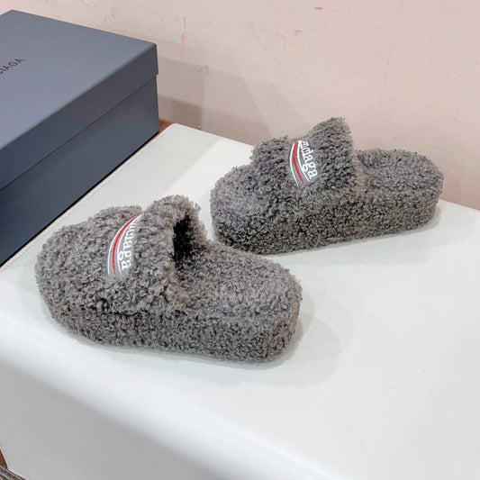 THICK-SOLED SLIPPERS IN GRAY WOOL
