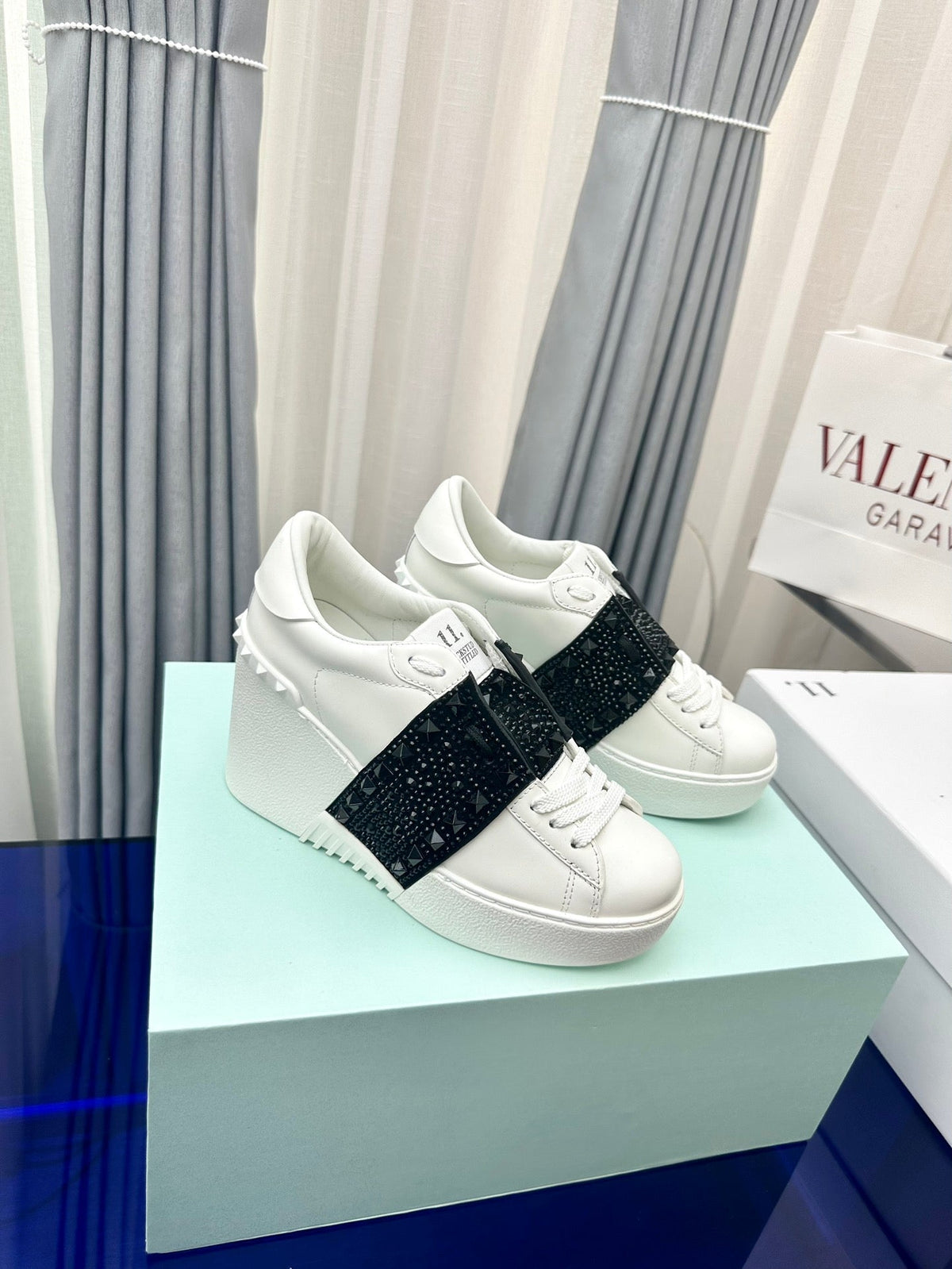 FLATFORM ROCKSTUD UNTITLED SNEAKER IN WHITE MIX BLACK CALFSKIN WITH RHINSTONES