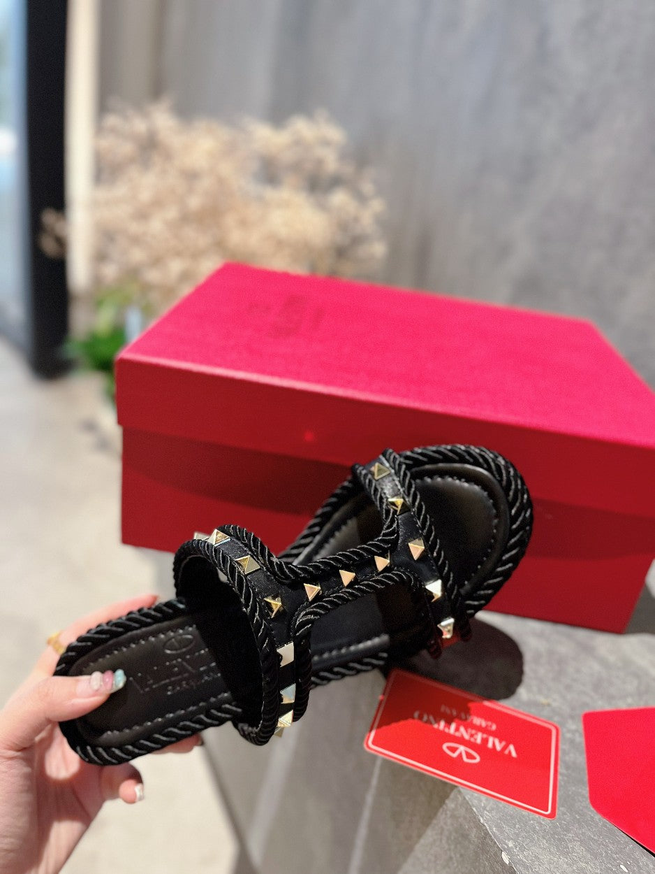 ROCKSTUD LAMINATED NAPPA WEDGE SANDAL 100 MM BLACK