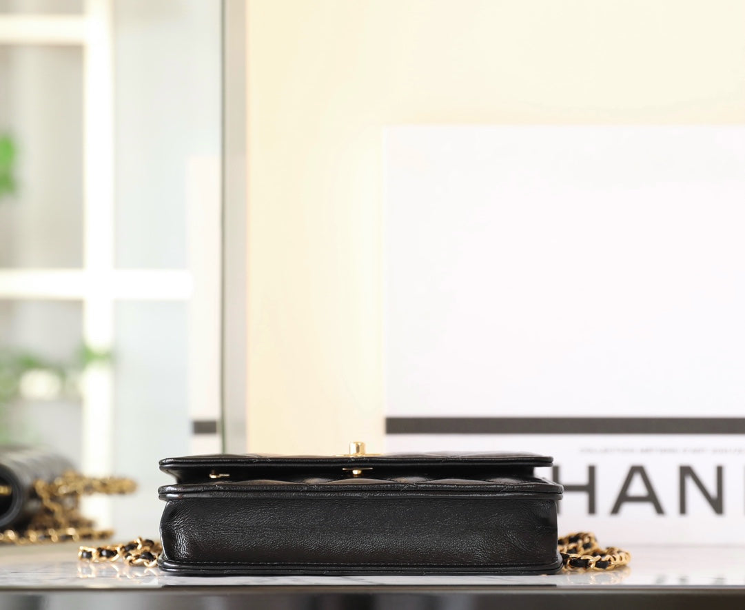 24b woc 19cm black lambskin gold hardware