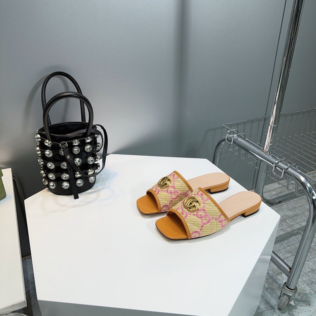 GG MATELASSÉ CANVAS SLIDES PINK LOGO
