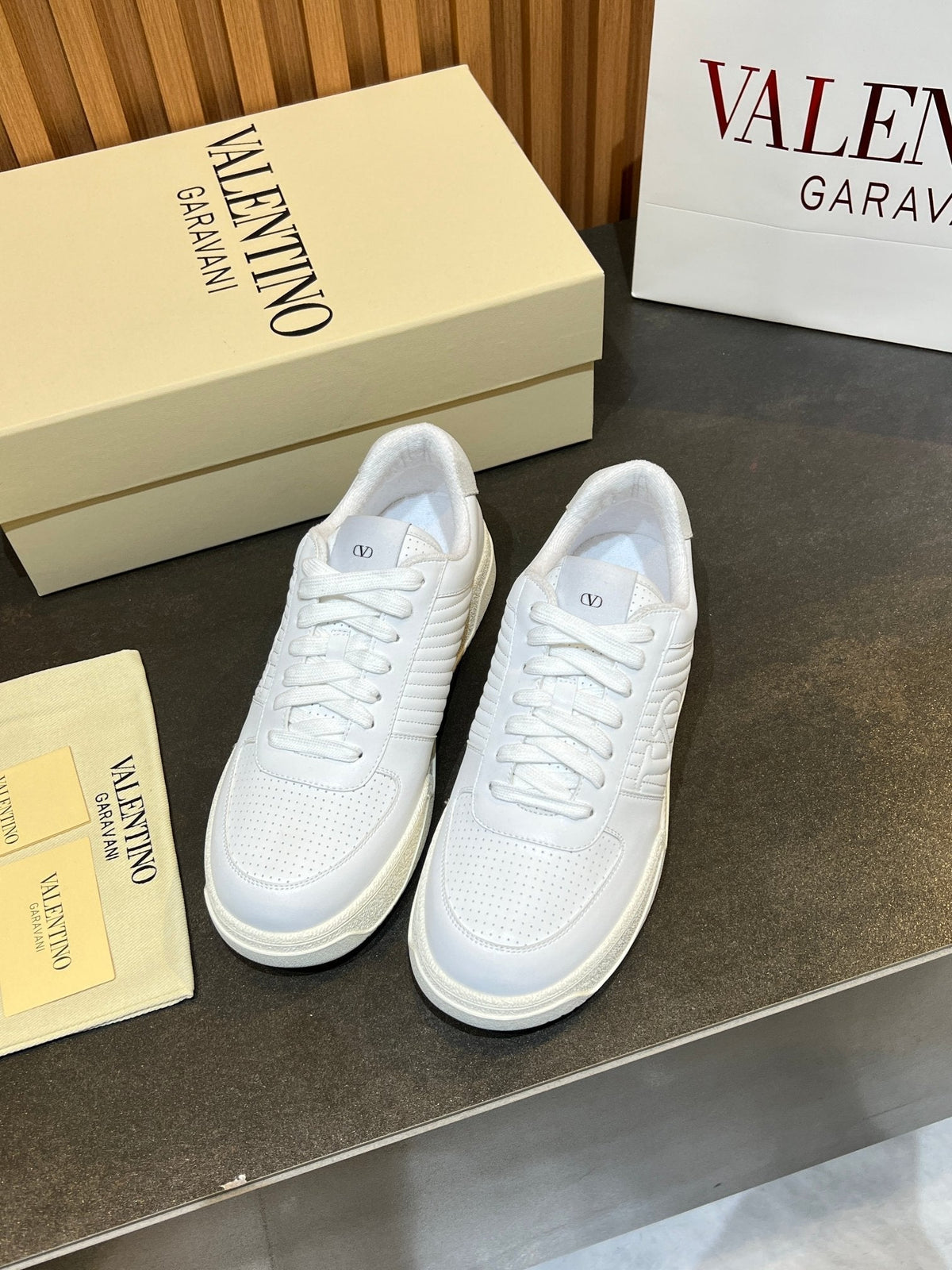 VT 25S Couple Sneakers White Calfskin Suede 563107