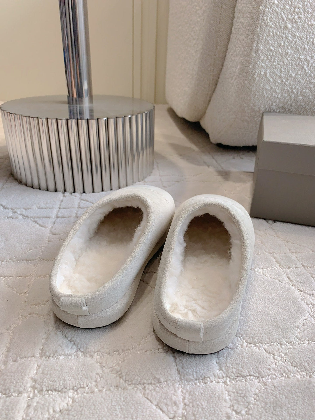 ALASKA SLIPPER IN WHITE SUEDE